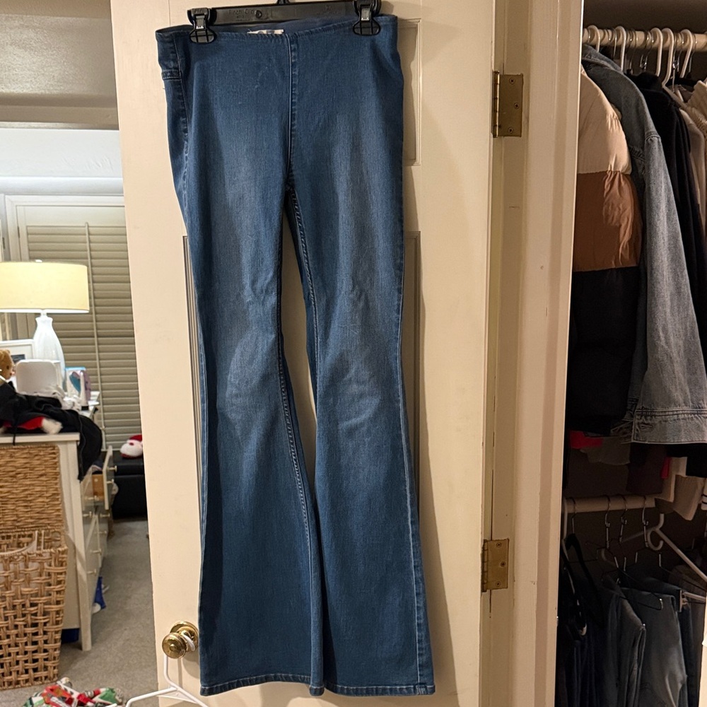 Free People bell bottom style FLATTERING jeans SZ 27